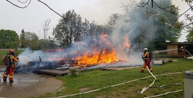 FW Düren: Feuer zerstörte ein großes Kinderspielgerät in Düren-Grüngürtel