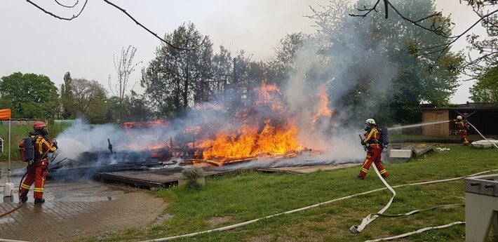 FW Düren: Feuer zerstörte ein großes Kinderspielgerät in Düren-Grüngürtel