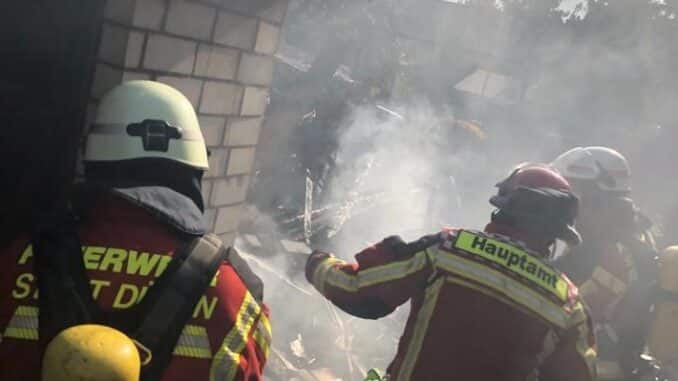 FW Düren: Gartenhaus im Vollbrand