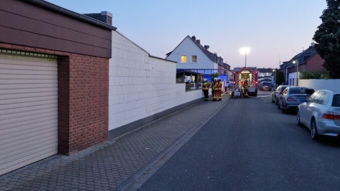 FW Düren: Gartenlaube brennt
