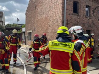 FW Düren: Gemeldeter Kaminbrand entpuppte sich als Brand im Gebäude