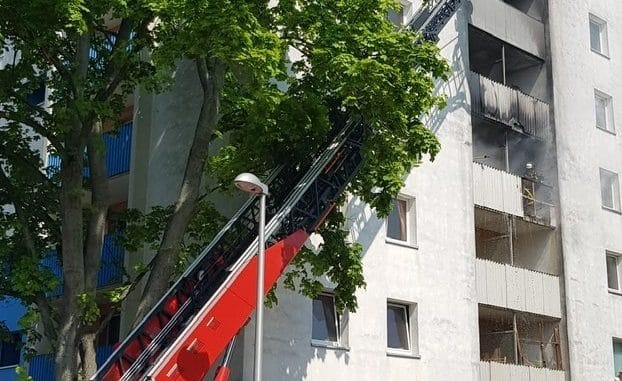 FW Düren: Küchenbrand in Hochhaus und Gefahrguteinsatz - Zwei zeitgleiche Einsätze fordern die Feuerwehr