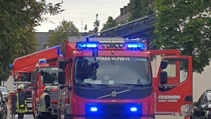 FW Düren: Küchenbrand und verrauchter Treppenraum im Dürener Stadtteil Grüngürtel