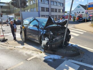 FW Düren: LKW mit Stoffaustritt in einem Überseecontainer, parallel drei weitere Einsatzstellen für die Feuerwehr Düren