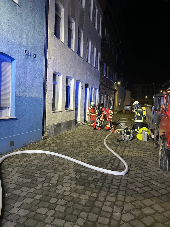 FW Düren: Morgentlicher Wohnhausbrand