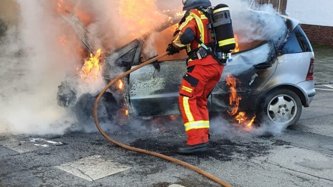 FW Düren: PKW in Vollbrand