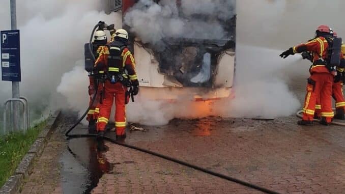 FW Düren: Rauchsäule! Motorbrand eines Linienbusses