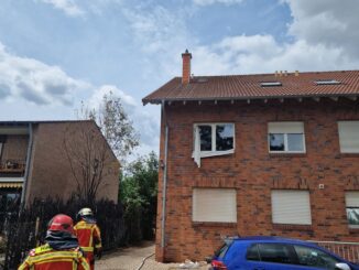 FW Düren: Schaden durch Heckenbrand