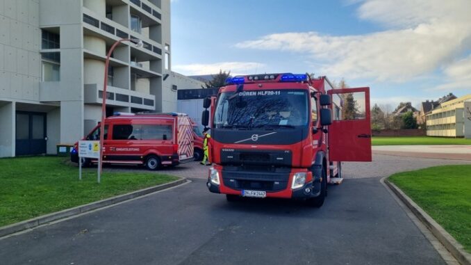 FW Düren: Schnelles Eingreifen verhindert größere Schäden bei Brand im Krankenhaus