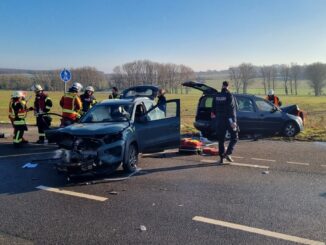 FW Düren: Schwerer Verkehrsunfall auf der K29: Erfolgreiche interkommunale Zusammenarbeit der Feuerwehren Düren, Hürtgenwald und Kreuzau