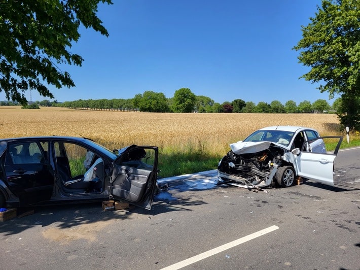 FW Düren: Schwerer Verkehrsunfall mit zwei schwer verletzten Patienten auf der L13