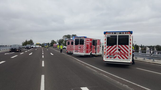 FW Düren: Verkehrsunfall auf B56 mit 5 beteiligten PKWs /Mehrere Schwerverletzte