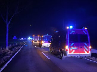 FW Düren: Verkehrsunfall mit eingeklemmter Person