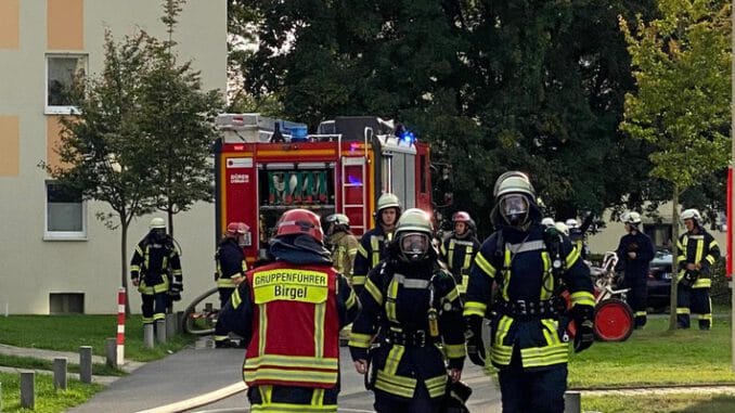 FW Düren: Vermisste Person in verrauchter Wohnung führte zu Großaufgebot der Feuerwehr