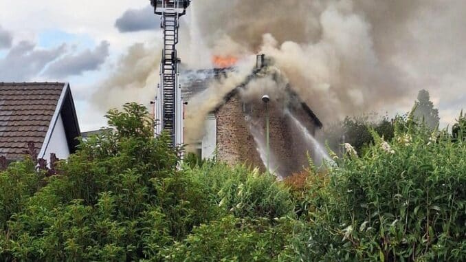 FW Düren: +++ Wohngebäude am Samstagabend in Vollbrand +++