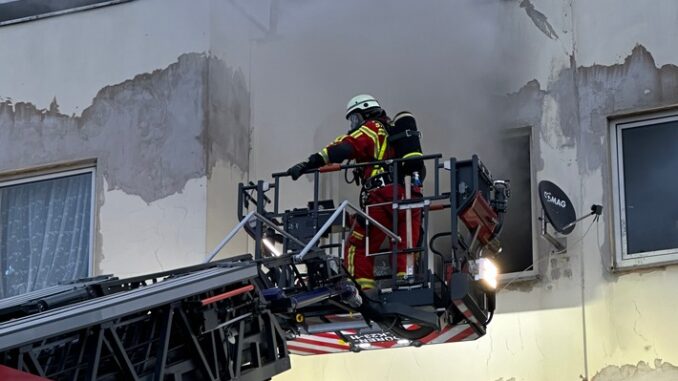FW Düren: Wohnungsbrand mit gefährdeten Personen am Morgen