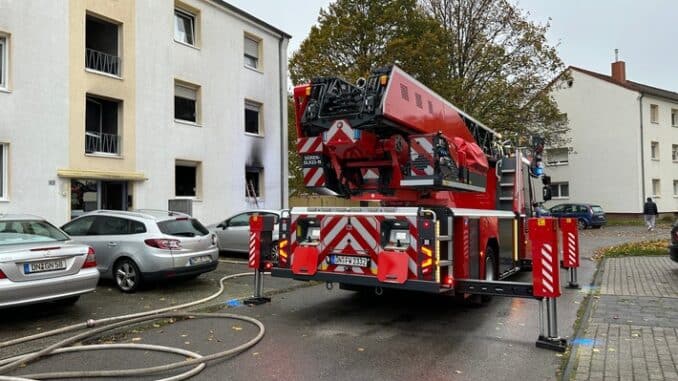 FW Düren: Zimmerbrand mit Menschenleben in Gefahr