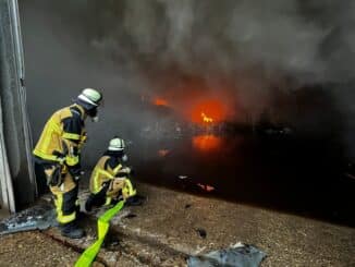 FW-E: 1000 Quadratmeter große Lagerhalle der Entsorgungsbetriebe Essen (EBE) geht in Flammen auf, keine Verletzten