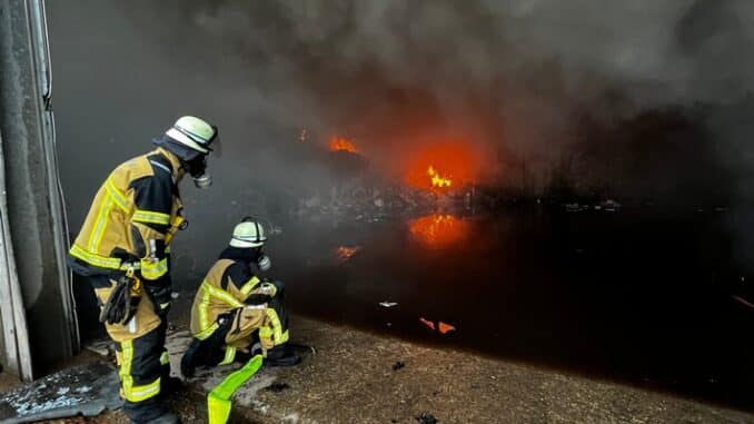 FW-E: 1000 Quadratmeter große Lagerhalle der Entsorgungsbetriebe Essen (EBE) geht in Flammen auf, keine Verletzten