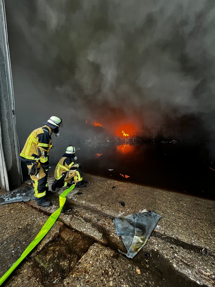 FW-E: 1000 Quadratmeter große Lagerhalle der Entsorgungsbetriebe Essen (EBE) geht in Flammen auf, keine Verletzten