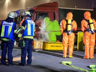 FW-E: Ätzende Flüssigkeit tritt in einem Hochregallager aus und sorgt für umfangreichen Feuerwehreinsatz - ein Mitarbeiter verletzt