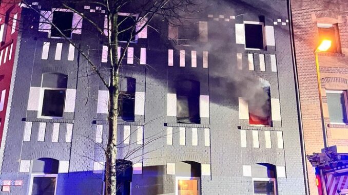 FW-E: Ausgedehnter Wohnungsbrand in der Nacht - drei verletzte Personen