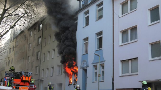 FW-E: Ausgedehnter Wohnungsbrand in einem Mehrfamilienhaus - Drei Personen über Drehleiter gerettet, eine Person verletzt.