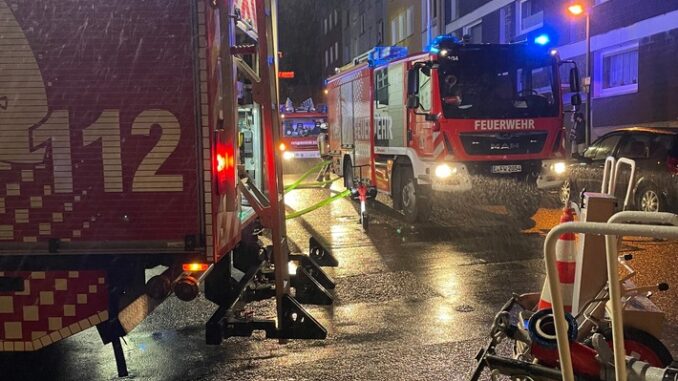 FW-E: Ausgedehnter Wohnungsbrand in einer Dachgeschosswohnung - eine Person gerettet