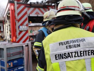 FW-E: Ausgelaufenes Desinfektionsmittel sorgt für umfangreichen Feuerwehreinsatz in Seniorenresidenz, keine Verletzten