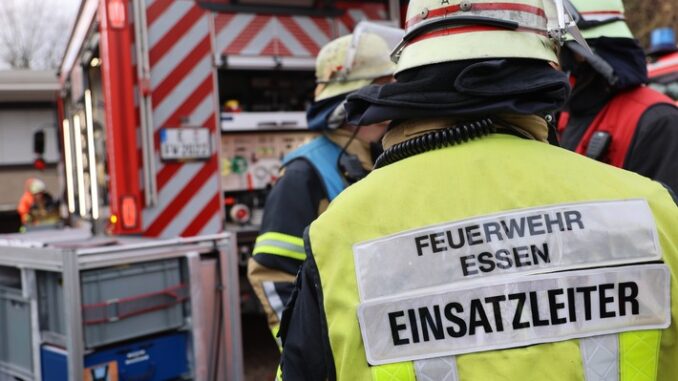 FW-E: Ausgelaufenes Desinfektionsmittel sorgt für umfangreichen Feuerwehreinsatz in Seniorenresidenz, keine Verletzten