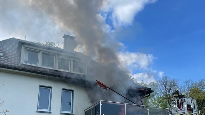 FW-E: Brand auf Dachterrasse eines Mehrfamilienhauses, Feuerwehr verhindert Brandausbreitung auf Wohnung - keine Verletzten