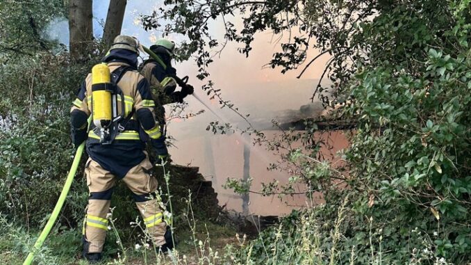 FW-E: Brand einer abgelegenen Hütte - schwierige Zuwegung für die Einsatzkräfte