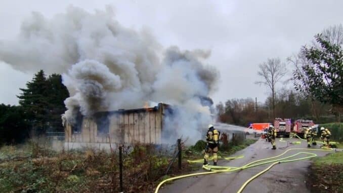 FW-E: Brand eines leerstehenden Gebäudes - langwieriger Einsatz für die Feuerwehr