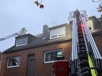 FW-E: Brand im Dachstuhl eines Mehrfamilienhauses - keine Verletzten Personen