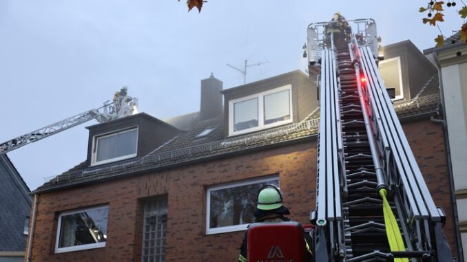 FW-E: Brand im Dachstuhl eines Mehrfamilienhauses - keine Verletzten Personen