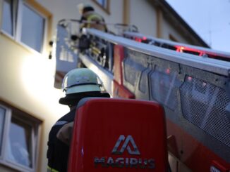 FW-E: Brand im Eingangsbereich eines Mehrfamilienhauses - Feuerwehr rettet zehn Bewohner über Drehleitern, fünf Personen verletzt.