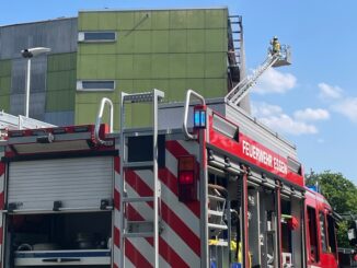 FW-E: Brand im Patientenzimmer einer Essener Klinik fordert vier Verletzte, zwei davon schwer