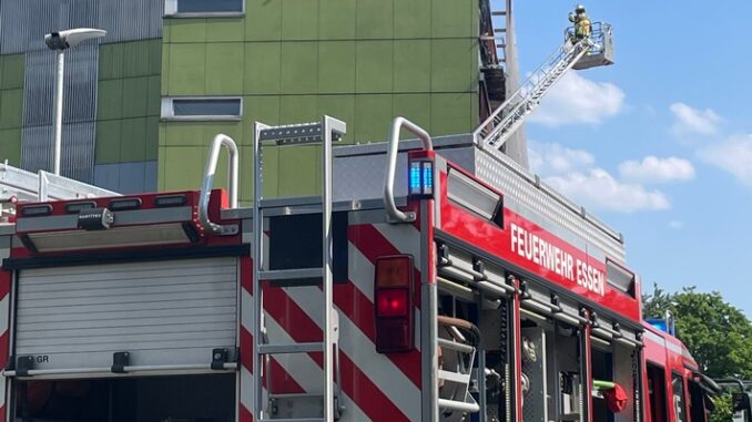 FW-E: Brand im Patientenzimmer einer Essener Klinik fordert vier Verletzte, zwei davon schwer
