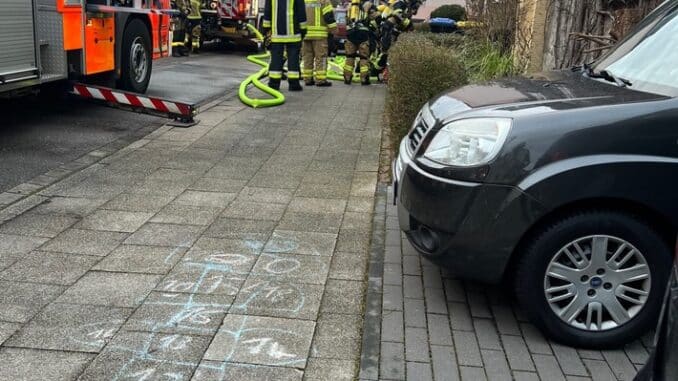 FW-E: Brand in Dachgeschosswohnung - Keine Verletzten