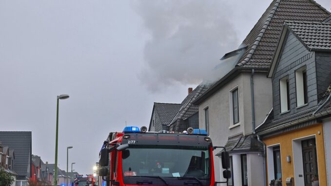 FW-E: Brand in Dachgeschosswohnung - Mieter nach erfolglosen Löschversuchen verletzt