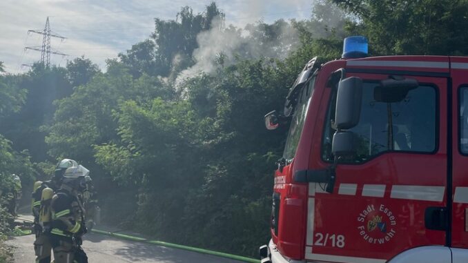 FW-E: Brand in einem ehemaligen Bahngebäude in Essen - kräftezehrender Einsatz für die Feuerwehr