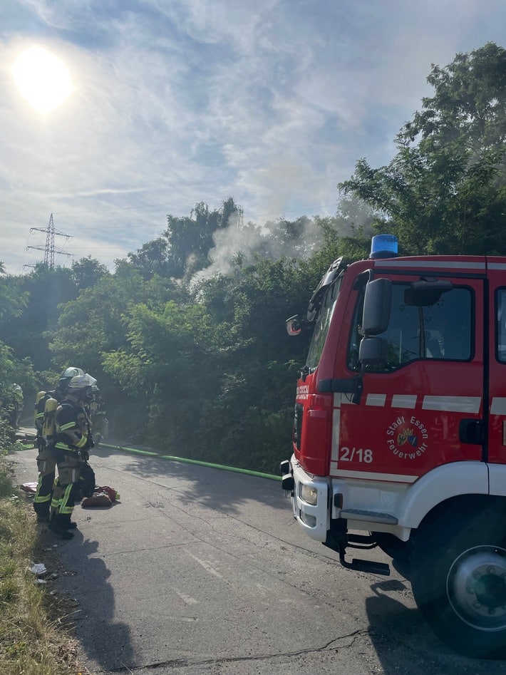 FW-E: Brand in einem ehemaligen Bahngebäude in Essen - kräftezehrender Einsatz für die Feuerwehr