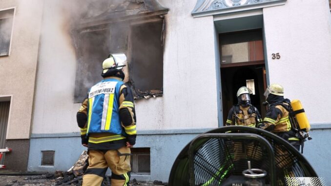 FW-E: Brand in einer Doppelhaushälfte - Bewohner retten sich ins Freie