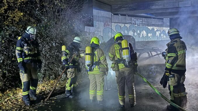 FW-E: Brennender Pkw auf der A 52 - Zusammenarbeit mit der Feuerwehr Ratingen