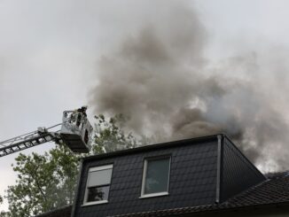 FW-E: Dachstuhl eines Behinderten-Wohnheimes brennt in voller Ausdehnung - keine Verletzten