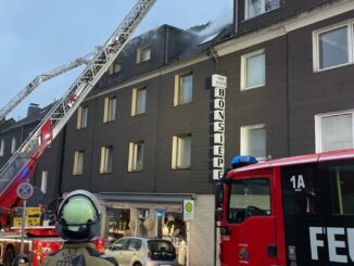 FW-E: Dachstuhlbrand in der Innenstadt von Essen-Kray