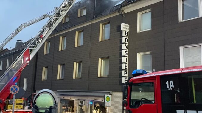 FW-E: Dachstuhlbrand in der Innenstadt von Essen-Kray