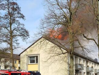 FW-E: Dachstuhlbrand in einem Mehrfamilienhaus - starke Rauchentwicklung weit sichtbar