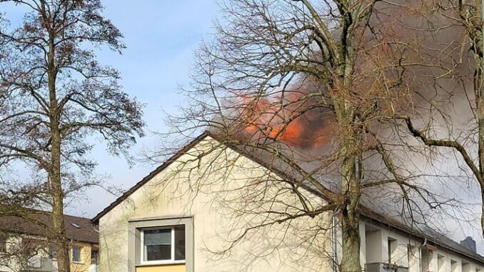 FW-E: Dachstuhlbrand in einem Mehrfamilienhaus - starke Rauchentwicklung weit sichtbar