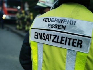 FW-E: Desinfektionsmittelspender geht in Flammen auf, Bewohner verhindern Schlimmeres. Eine Person verletzt.